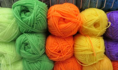 Arkaplan olarak renkli yün yumakları yakın çekim