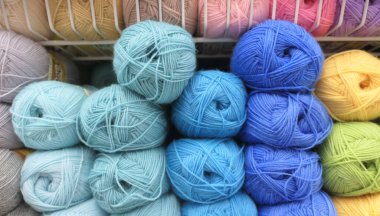 Arkaplan olarak renkli yün yumakları yakın çekim