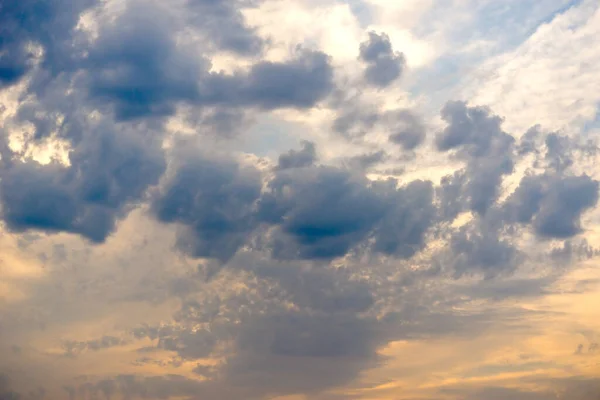 青い雲と夕日の空 — ストック写真