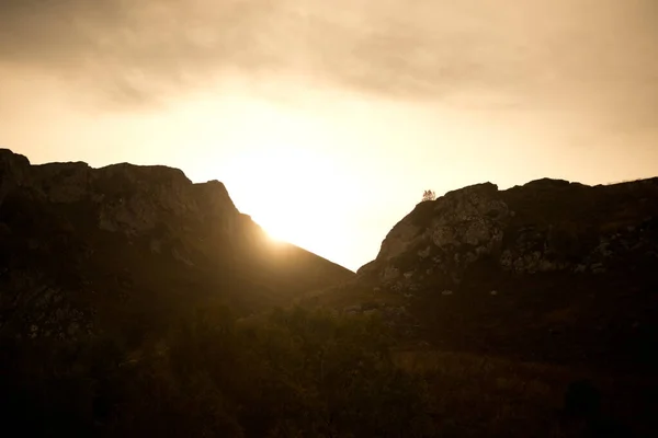 Sol Mellan Två Berg — Stockfoto