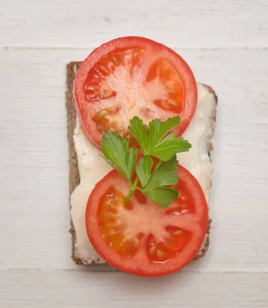 Tahta Arka Planda Sağlıklı Sandviçin Üst Görüntüsü — Stok fotoğraf