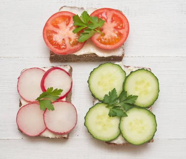 木製の背景に健康的なサンドイッチのトップビュー — ストック写真
