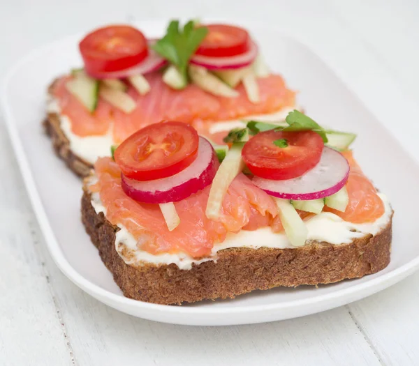 Deux Sandwichs Ouverts Sains Dans Une Assiette Sur Fond Bois — Photo