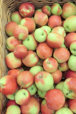 Markette olgun elmalar