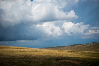 Sahada kara fırtınalı bulutlar