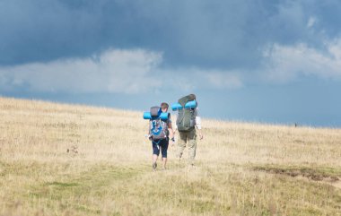 Sırt çantalı iki turist.