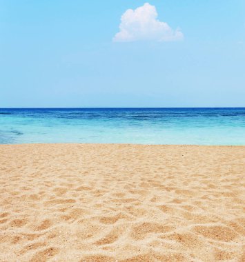 Güzel kumsal ve mavi gökyüzü