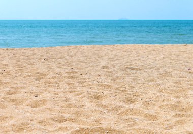 Güzel kumsal ve mavi gökyüzü