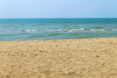 Güzel kumsal ve mavi gökyüzü