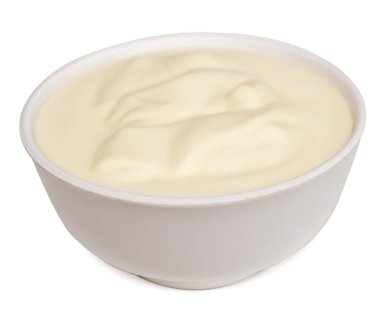 Beyaz arkaplanda taze ekşi krema izole edilmiş.