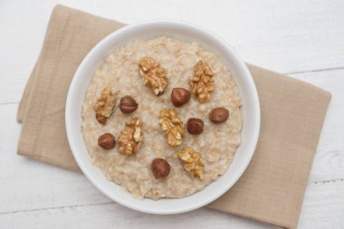 Ceviz ve fındıklı yulaf lapası manzarası