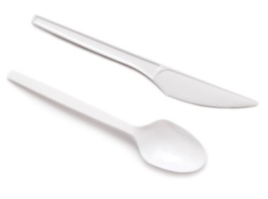 Beyaz arka planda plastik bıçak ve kaşık izole edilmiş.