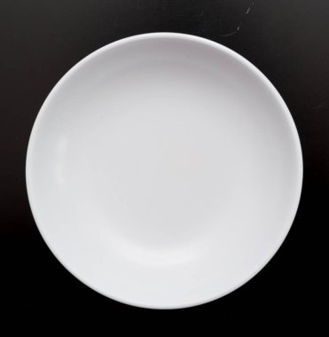 Siyah arkaplanda beyaz plaka