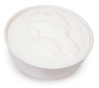 Beyaz arkaplanda taze ekşi krema izole edilmiş.