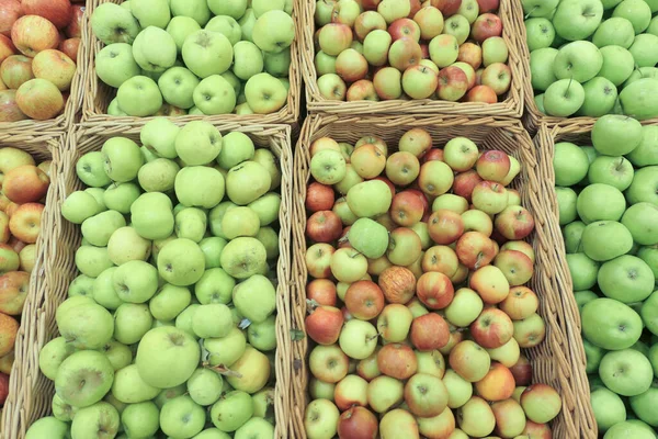 Maçãs Maduras Num Mercado — Fotografia de Stock