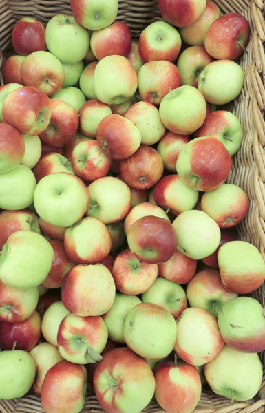 Maçãs Maduras Num Mercado — Fotografia de Stock