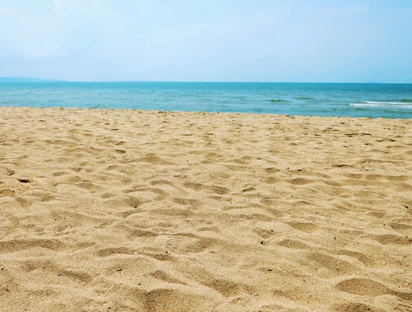 Piękna Piaszczysta Plaża Błękitne Niebo — Zdjęcie stockowe