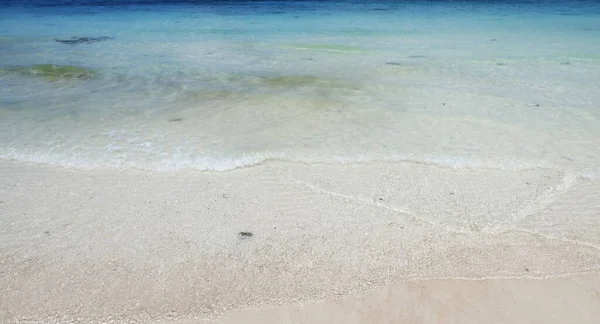 美しい熱帯のビーチ 白い砂の波 — ストック写真