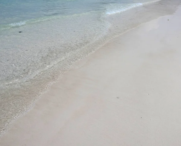 美しい熱帯のビーチ 白い砂の波 — ストック写真