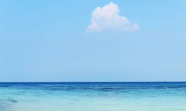 Blauer Himmel Mit Wolken Und Tropischem Meer — Stockfoto