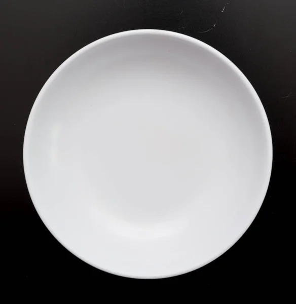 Weißer Teller Auf Schwarzem Hintergrund — Stockfoto