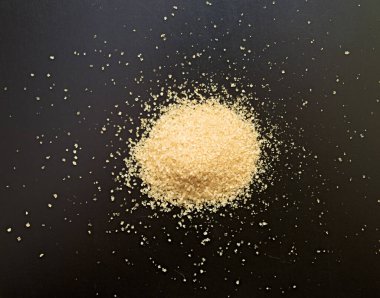 Siyah arka planda kahverengi kamış şekeri yığını