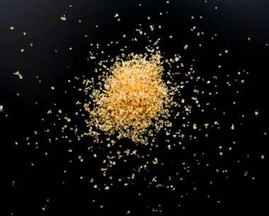 Siyah arka planda esmer kamış şekeri