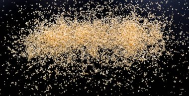 Siyah arka planda esmer kamış şekeri