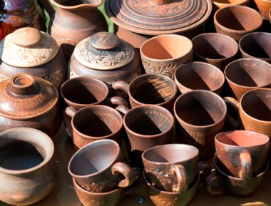 Bir markette el yapımı seramik çömlek