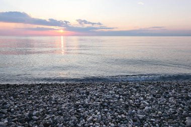 Denizin üzerinde güzel bir gün doğumu, sabah deniz manzarası