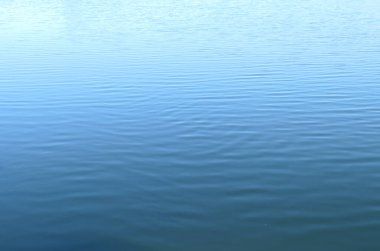 arkaplan olarak mavi su yüzeyi