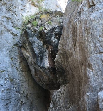 Ejderhanın kalbi, Rusya, Altai 'de iki kayanın arasına sıkışmış büyük bir taş.