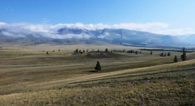 Severo Chuiskii sıradağları ve dağ vadisi