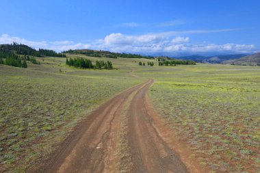Severo Chuiskii sıradağları ve dağ vadisi