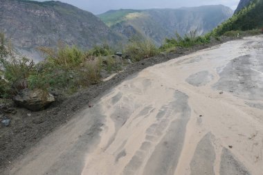 Yağmurdan sonra kirli dağ yolu
