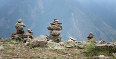 Dağlarda taş kuleler