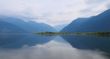 Teletskoe Gölü, güzel manzara, Altay, Rusya