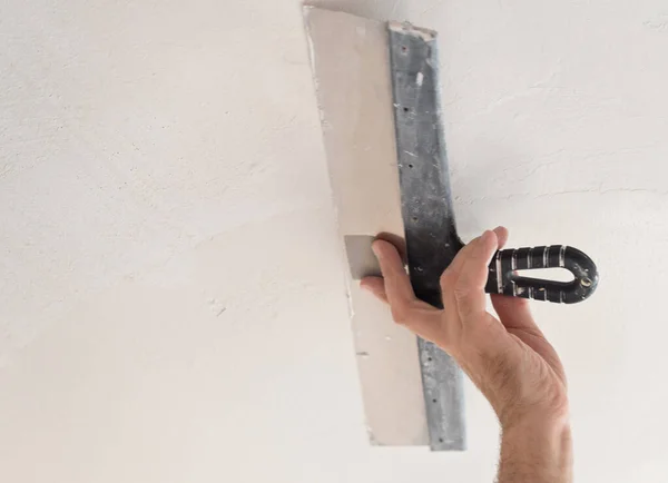 Hand Van Bouwer Renovatie Van Een Plafond — Stockfoto