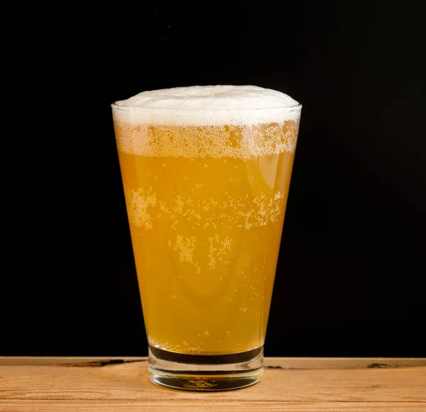 Volles Glas Bier Auf Schwarzem Hintergrund — Stockfoto