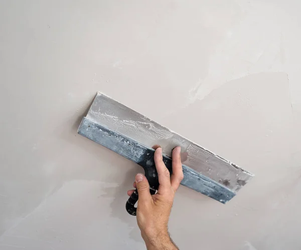 Mano Costruttore Che Rinnova Soffitto — Foto Stock