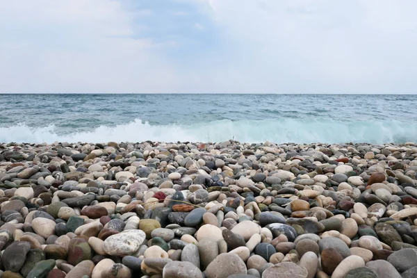 Галечный Пляж Голубое Море — стоковое фото