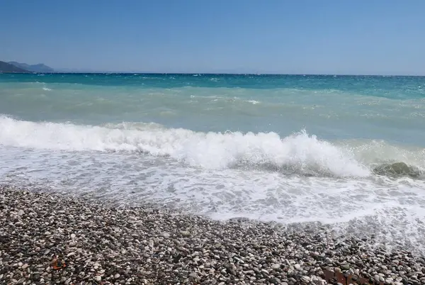 Παραλία Βότσαλα Και Φουρτουνιασμένη Θάλασσα — Φωτογραφία Αρχείου