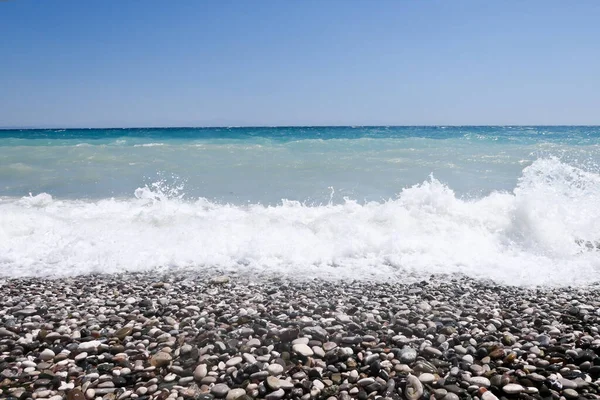 Fırtınalı Deniz Çakıl Taşı Plajı — Stok fotoğraf