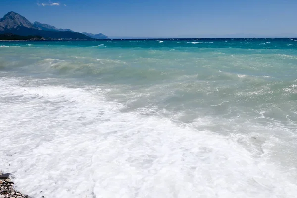 Çakıl Taşı Plajı Fırtınalı Deniz — Stok fotoğraf