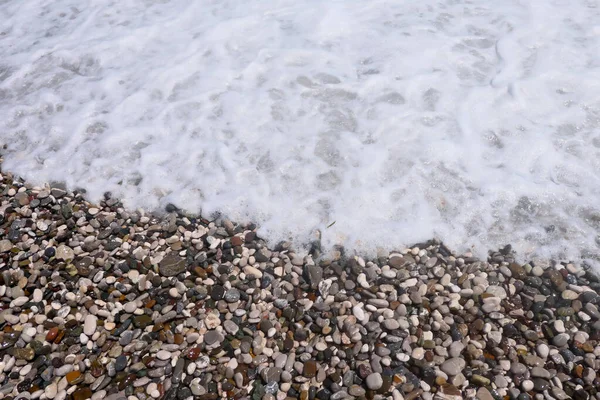 ペブルビーチの海の波 — ストック写真