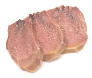 Dilimlenmiş sığır dili beyaz arka planda izole edilmiş