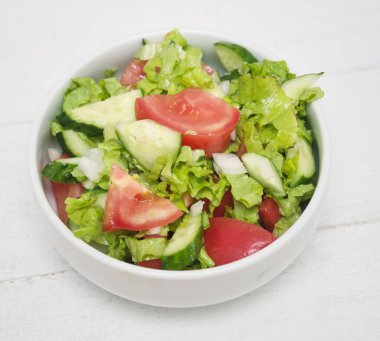 Bir kasede sebze salatası