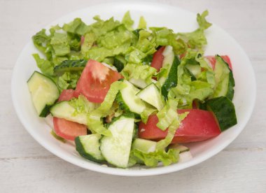 Bir kasede sebze salatası