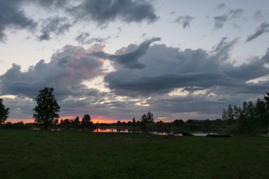 Gölün üzerinde karanlık gece