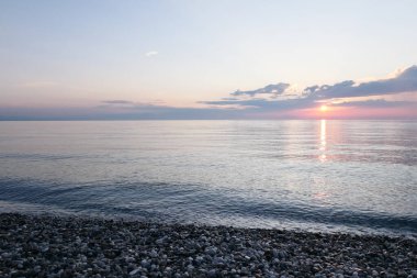 Denizin üzerinde güzel bir gün doğumu, sabah deniz manzarası